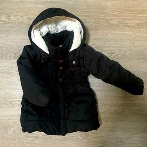 Excellent condition puffer jacket w/ zipper closure and houndstooth buttons. 3T.